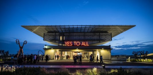 Guardare Torino al tramonto dalla Pista 500, con la Pinacoteca Agnelli