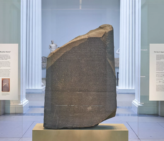 Il British Museum restituisca la Stele di Rosetta: l’appello dell’archeologo egiziano