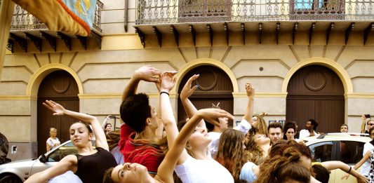 Il Palais de Tokyo compie vent’anni. Per celebrarli un festival dedicato alla comunità con Marinella Senatore