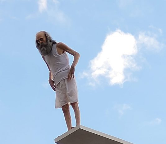 Persone in bilico: le installazioni scioccanti di Dario Agrimi ad Andria