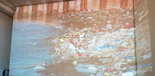 A Milano, le riflessioni di Francesco Sgarlata sull’onnipresenza della plastica