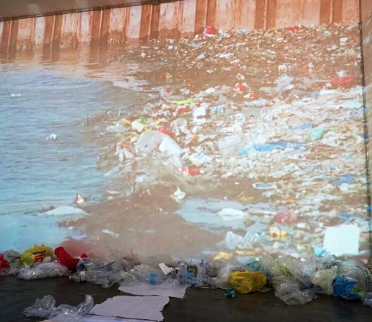 A Milano, le riflessioni di Francesco Sgarlata sull’onnipresenza della plastica