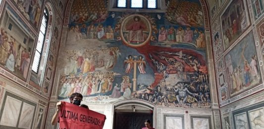 Gli attivisti di Ultima Generazione si incatenano alla Cappella degli Scrovegni attivisti di ultima generazione alla cappella scrovegni