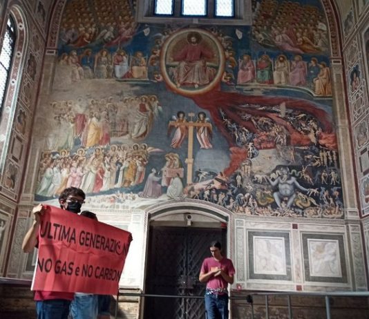 Gli attivisti di Ultima Generazione si incatenano alla Cappella degli Scrovegni attivisti di ultima generazione alla cappella scrovegni