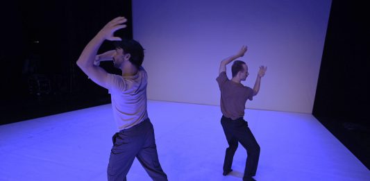 Una poesia di corpi astratti in dialogo, al Festival Torinodanza Un discreto protagonista al Torinodanza