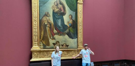In Germania, gli attivisti per il clima si incollano a Rubens e Raffaello