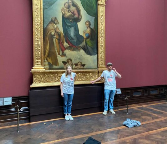 In Germania, gli attivisti per il clima si incollano a Rubens e Raffaello