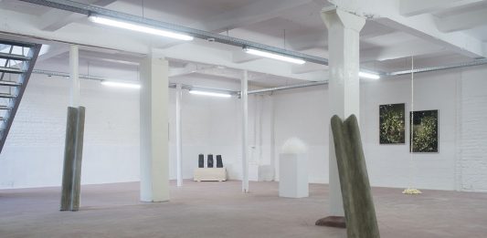 La materia del conflitto: Serena Fineschi e Loredana Longo in mostra a Bruxelles Serena Fineschi, Loredana Longo, Brake, veduta della mostra, ph. Filip De Smet, courtesy of MONTORO12 gallery