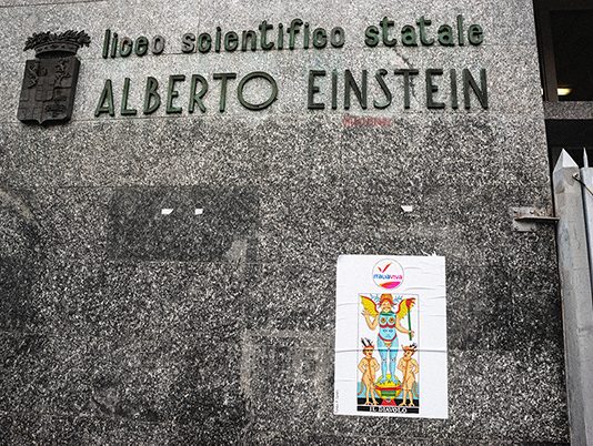 A Milano, spuntano le versioni politiche dei personaggi dei tarocchi tarocchi