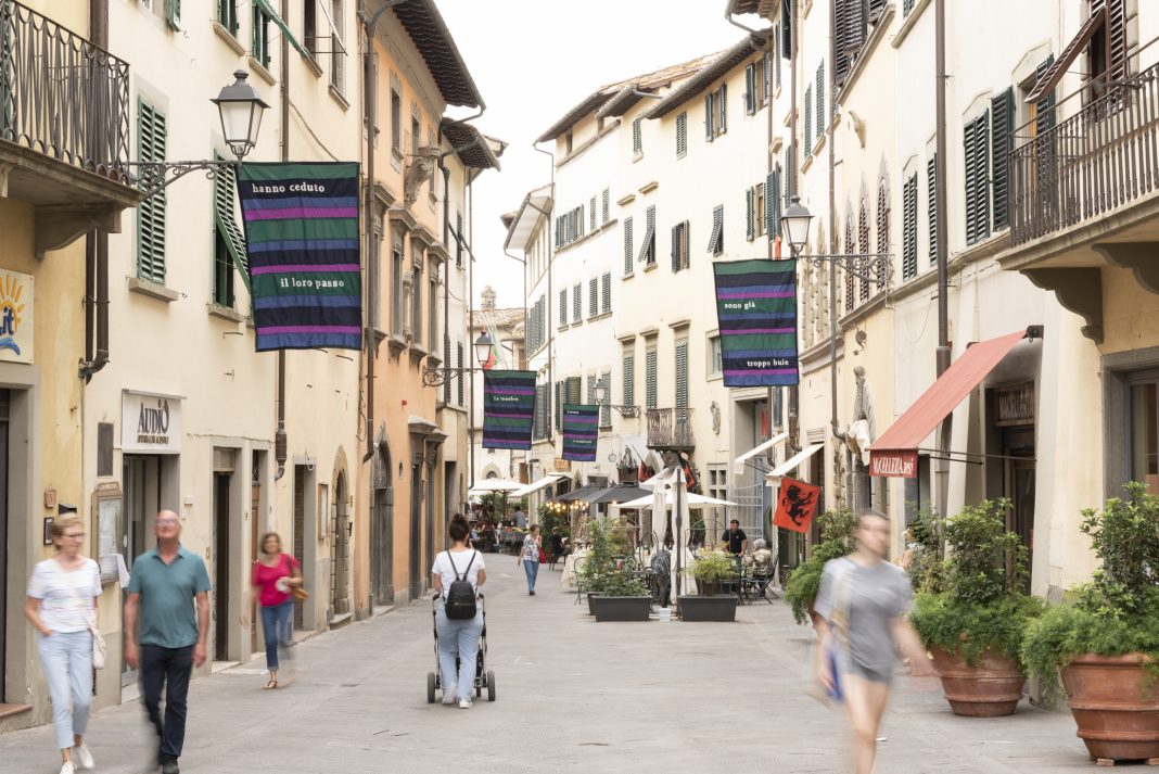 Numero Cromatico, Un flusso di onde brillanti 2022 Vie del centro storico San Casciano val di pesa Foto di Margherita Nuti chiantissimo