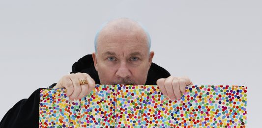 NFT on fire: Damien Hirst espone i suoi 10mila Spot Paintings, in attesa di bruciarli