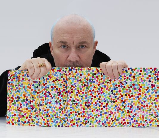 NFT on fire: Damien Hirst espone i suoi 10mila Spot Paintings, in attesa di bruciarli