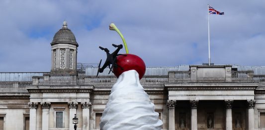 Dio salvi il quarto plinto dal memoriale della Regina Elisabetta