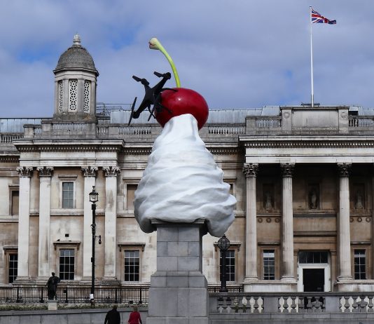 Dio salvi il quarto plinto dal memoriale della Regina Elisabetta