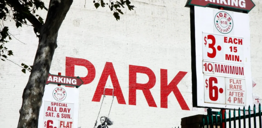 Un palazzo di Los Angeles con un’opera di Banksy va all’asta