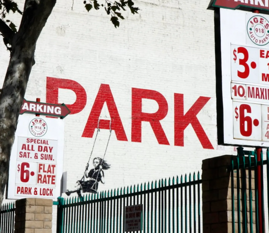 Un palazzo di Los Angeles con un’opera di Banksy va all’asta