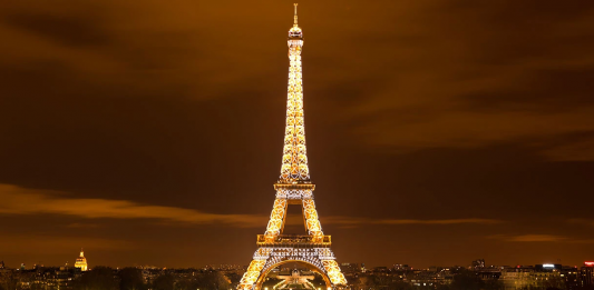 Luci spente sulla Tour Eiffel: così Parigi risparmia sulla bolletta