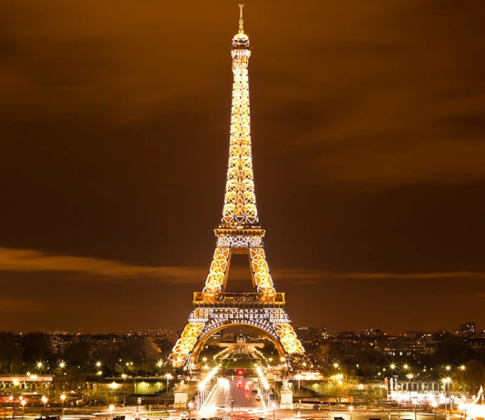 Luci spente sulla Tour Eiffel: così Parigi risparmia sulla bolletta