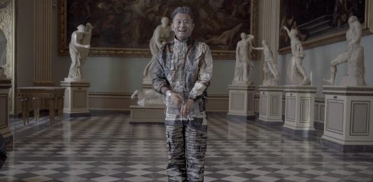 Non solo le influencer: agli Uffizi in visita anche Liu Bolin