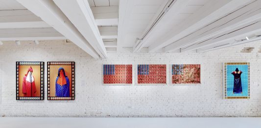 ‘The colors of dreams’: Hassan Hajjaj alla 193 Gallery, Venezia. Intervista all’artista