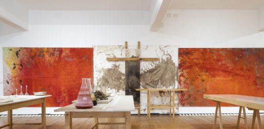 A Napoli, Malaktion Walküre: l’ultimo atto di Hermann Nitsch per Bayreuth Veduta dell’allestimento di BAYREUTH WALKÜRE E RELITTI 158.aktion al Museo Nitsch di Napoli © Amedeo Benestante, courtesy Fondazione Morra