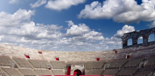 Massimo Listri ritrae l’Arena di Verona, uno spazio metafisico. Con buoni auspici