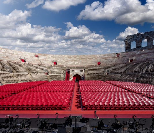 Massimo Listri ritrae l’Arena di Verona, uno spazio metafisico. Con buoni auspici