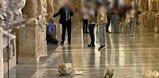 Un turista ha scaraventato a terra due antichi busti dei Musei Vaticani busti distrutti musei vaticani