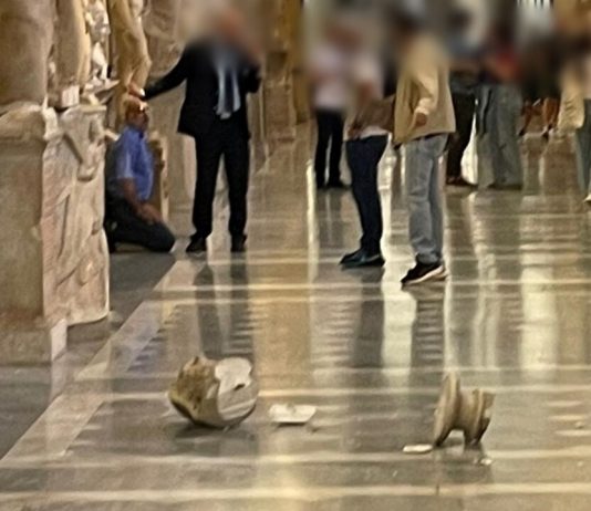 Un turista ha scaraventato a terra due antichi busti dei Musei Vaticani busti distrutti musei vaticani