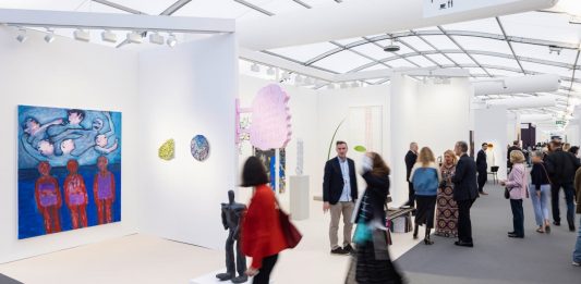Paris + Art Basel, dove l’arte riflette la società