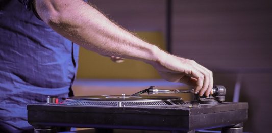 Prospettive 2022, arte diffusa in Emilia Romagna #6: la piazza vocale di Alessandro Sambini 2. Presentazione vinile Les Vocaux de Calderara. Ph Salvatore Lumia