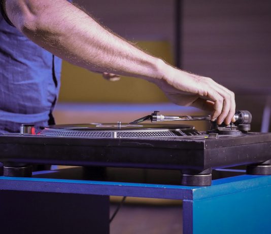 Prospettive 2022, arte diffusa in Emilia Romagna #6: la piazza vocale di Alessandro Sambini 2. Presentazione vinile Les Vocaux de Calderara. Ph Salvatore Lumia