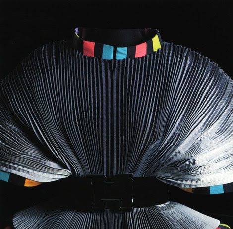 Le Seriche Armature nel Labirinto della Masone: un omaggio a Roberto Capucci