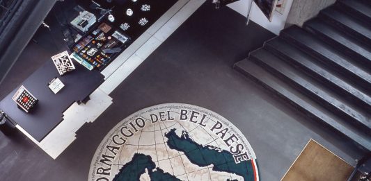 I favolosi orizzonti creativi degli anni ’90: la giornata di studi a Parma Maurizio Cattelan, Il Bel Paese, 1994. Wool carpet. Diameter 320 cm. Fondazione Sandretto Re Rebaudengo, Turin. Installation view: Soggetto-Soggetto. Una nuova relazione nell’arte di oggi, Castello di Rivoli, Museo d’Arte Contemporanea, Rivoli-Turin, June24-August 28, 1994. Photo: Paolo Pellion di Persano. Courtesy, Maurizio Cattelan’s Archive