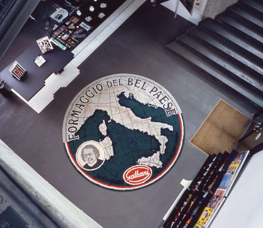 I favolosi orizzonti creativi degli anni ’90: la giornata di studi a Parma Maurizio Cattelan, Il Bel Paese, 1994. Wool carpet. Diameter 320 cm. Fondazione Sandretto Re Rebaudengo, Turin. Installation view: Soggetto-Soggetto. Una nuova relazione nell’arte di oggi, Castello di Rivoli, Museo d’Arte Contemporanea, Rivoli-Turin, June24-August 28, 1994. Photo: Paolo Pellion di Persano. Courtesy, Maurizio Cattelan’s Archive