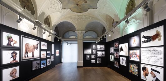 La mostra che celebra gli 80 anni di Oliviero Toscani, alla Galleria Mazzoleni, a Torino