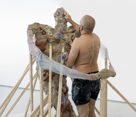 Un abbraccio che (trat)tiene. “Il vuoto addosso” la nuova performance di Ruben Montini