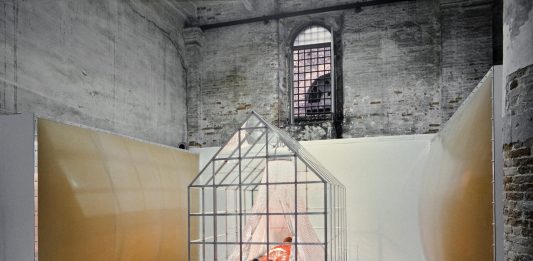 Aperto, c’era una volta: la mostra dei giovani artisti della Biennale, in un volume