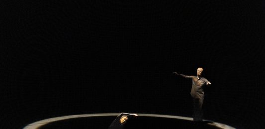 Una coreografia di corpi sospesi: Lost in dance di Teshigawara e Sato