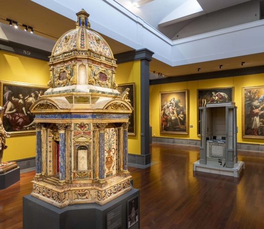 Materia che diventa memoria: un dialogo tra il Barocco e Flavio Favelli opera di flavio favelli a capodimonte