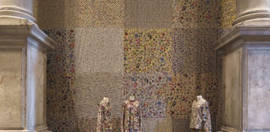 Abiti scultura in passerella: la performance di Oscar Murillo a Venezia