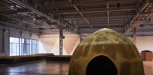 La matericità della memoria collettiva. Dineo Seshee Bopape alla Fondazione Pirelli HangarBicocca