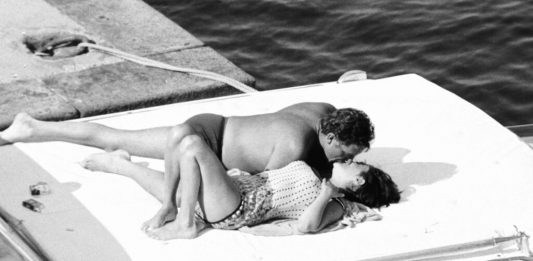 A Roma Arte in Nuvola Il Bacio Immortale di Liz Taylor e Richard Burton