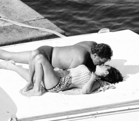 A Roma Arte in Nuvola Il Bacio Immortale di Liz Taylor e Richard Burton