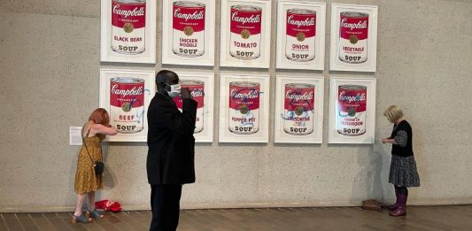 In Australia, gli attivisti per l’ambiente imbrattano le Zuppe di Warhol