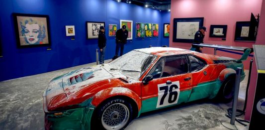 A Milano, gli attivisti per l’ambiente imbiancano l’Art Car di Andy Warhol attivisti bmw warhol