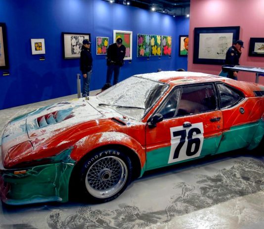 A Milano, gli attivisti per l’ambiente imbiancano l’Art Car di Andy Warhol attivisti bmw warhol