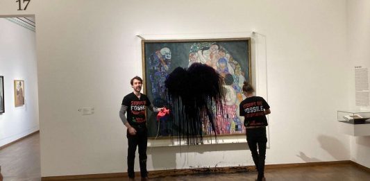 Olio nero su Klimt: l’azione di protesta degli attivisti per l’ambiente