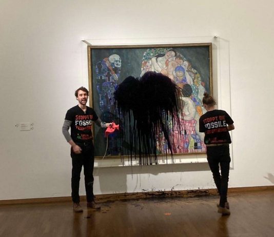 Olio nero su Klimt: l’azione di protesta degli attivisti per l’ambiente