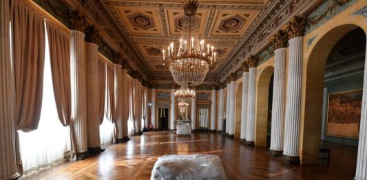 Lullaby torna a casa: l’opera di Maurizo Cattelan alla GAM di Milano